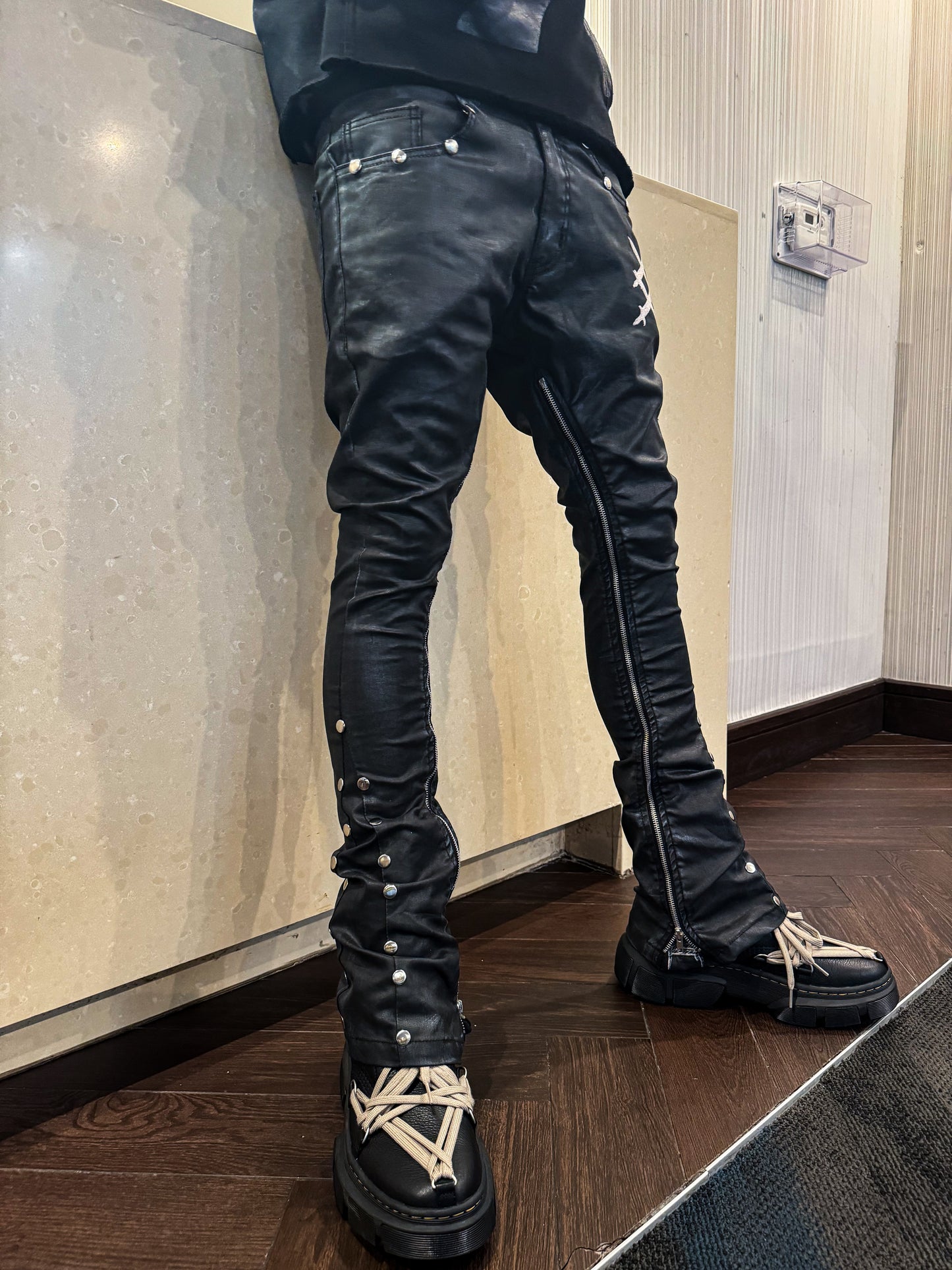 BLACK WAX ZIPPER FLARED JEANS